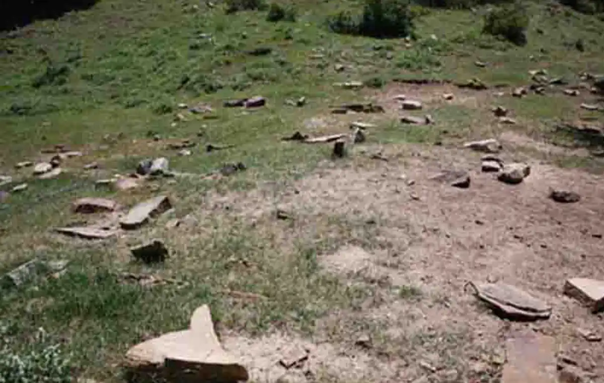 قبرهای گبری کنار رودخانه